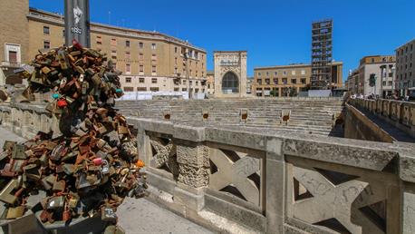 Eine der Beleuchtungsanlagen ist schwer beladen mit Schlössern, die viele Verliebte hier angebracht haben.